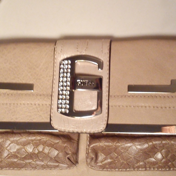 GUESS New Ladies Clutch Purse ***MAKE AN OFFER*** - Picture 3 of 8
